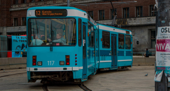 Źle zaparkowane samochody zmorą w Oslo. Przez miesiąc zablokowały ruch tramwajowy prawie 1000 razy