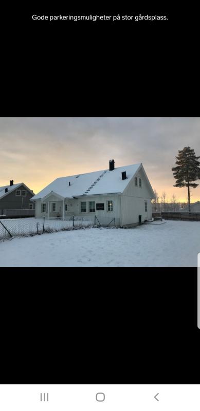Dom jednorodzinny z mozliwoscia wynajmu mieszkania na gorze. 50 km od Oslo.