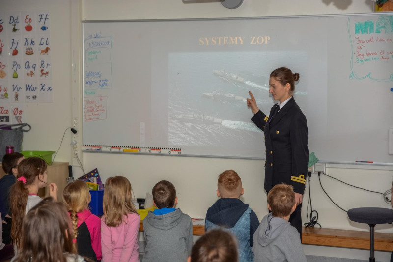 Dzieci z zainteresowaniem słuchały opowieści o okrętach.