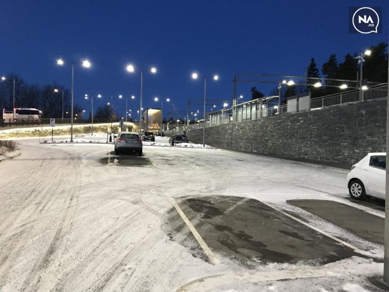 Prawie pusty parking na stacji Høvik w ujęciu dziennikarza