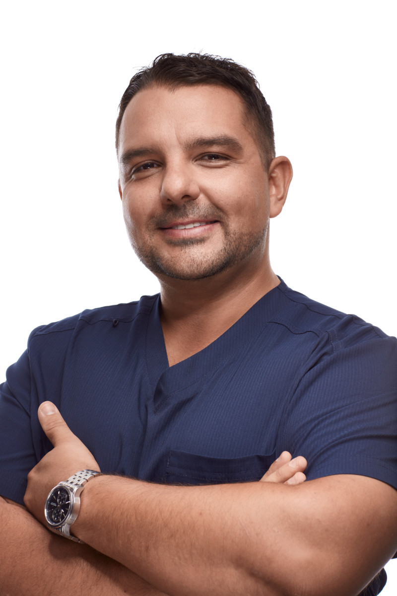 Tomasz Zarański –lekarz dentysta implantolog, ekspert ds. implantologii stomatologicznej. Właściciel Perfect Smile Clinic w Gdańsku. 