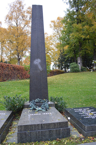 Grób Ibsena, po lewej i prawej stronie groby członków jego rodziny,. m.in. żony i dzieci
