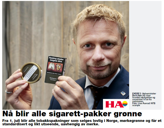 Norweski minister zdrowia prezentuje nowe opakowania wyrobów tytoniowych.