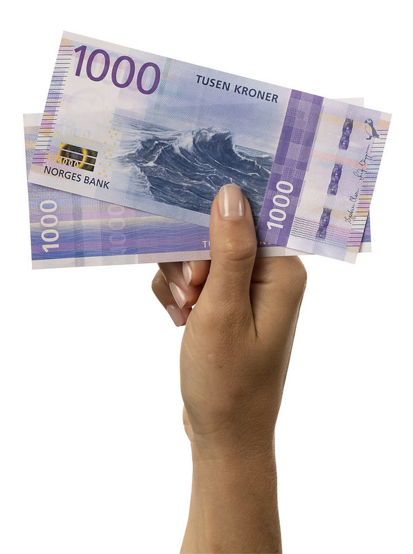 Tak prezentują się nowe wersje banknotów 1000 NOK. 
