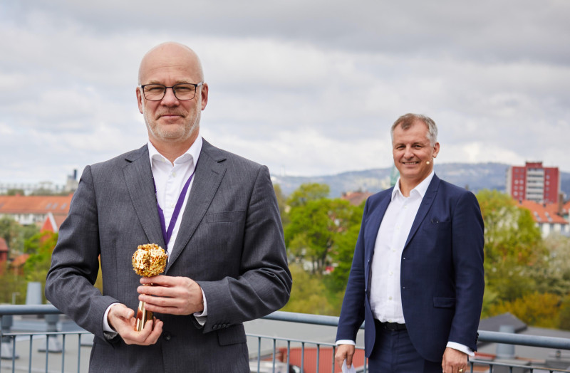 Manager ds. transmisji Thor Gjermund Eriksen z NRK z nagrodą dla najbardziej atrakcyjnej firmy w Norwegii.