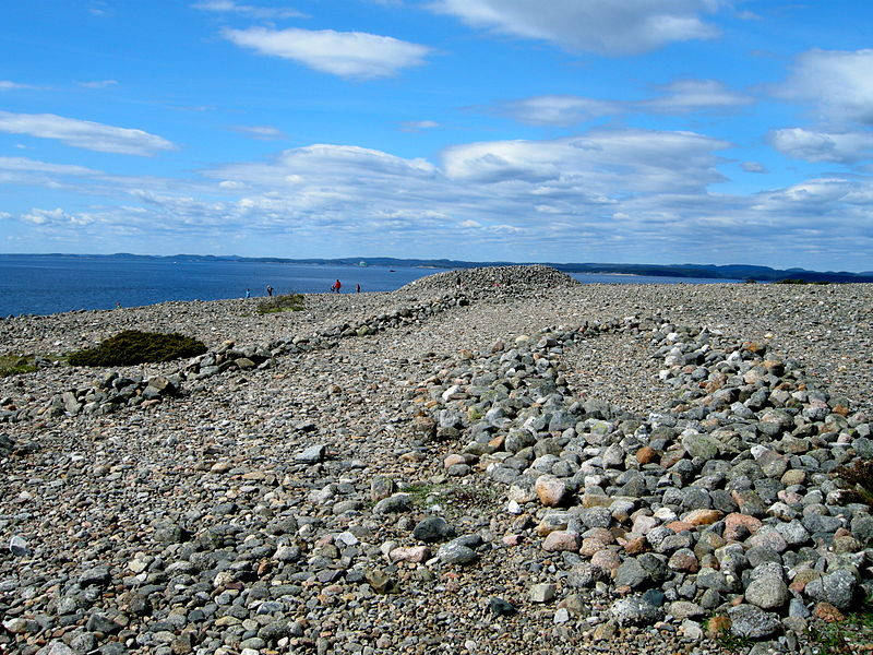 Plaża w Mølen to zagwozdka dla niejednego turysty. Teorii o kamiennych usypiskach jest wiele.
