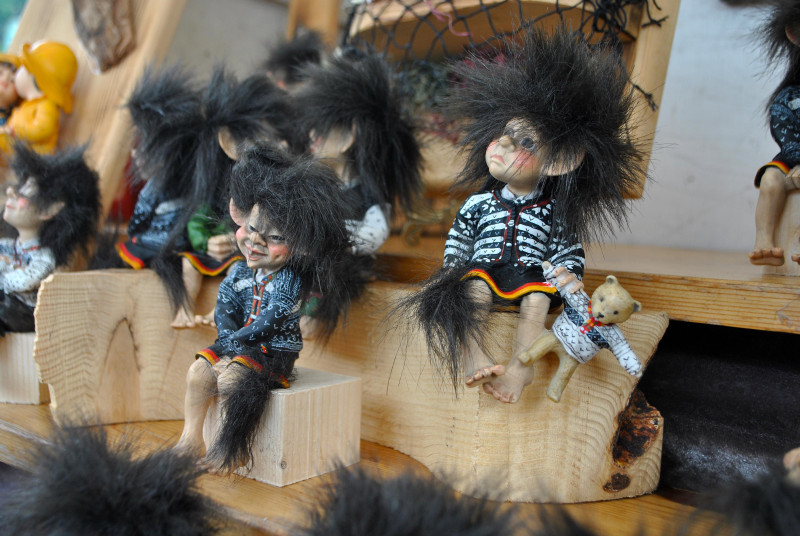 Obecnie trolle, kojarzące się raczej z uroczymi brzydalami, to popularny motyw wśród norweskich pamiątek.