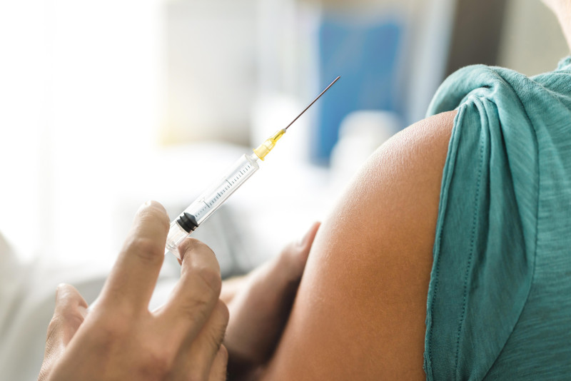 Instytut Zdrowia Publicznego zachęca, by skorzystać z sezonowego programu szczepień przeciwko grypie.