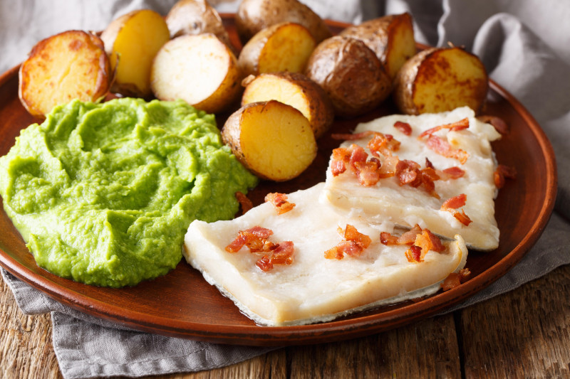 Lutefisk podaje się najczęściej z ziemniakami i dodatkami w postaci boczku i sosów. 