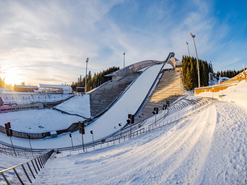 Coroczne zawody narciarskie m.in. na obiekcie Holmenkollen to zimowe święto sportu Norwegów.