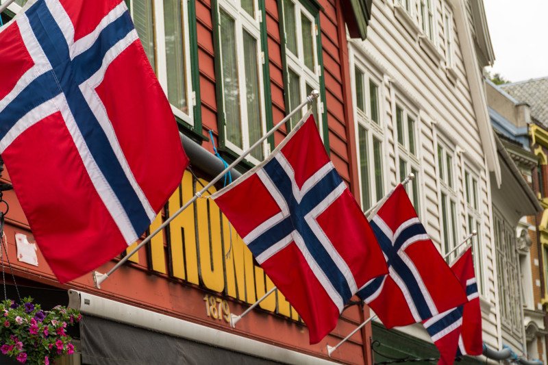 Tradycyjną praktyką w rocznicę podpisania Konstytucji jest wywieszanie w oknach norweskich flag.