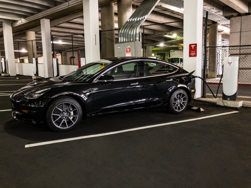 1 na 9 wszystkich sprzedawanych samochodów w Norwegii w 2019 stanowiła właśnie Tesla 3. 