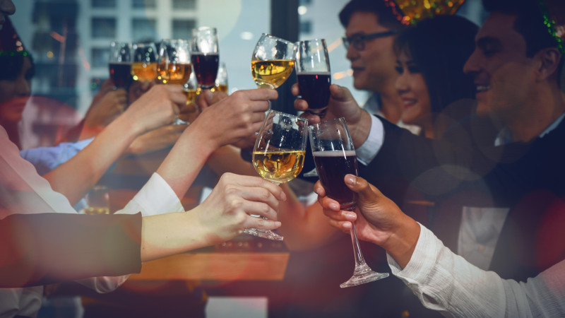 Julebord to okazja do integracji - imprezom towarzyszy jedzenie i alkohol.