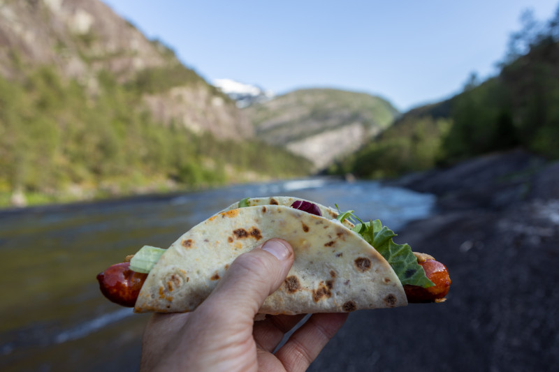 Norweska wersja hot doga: pølse i lompe.