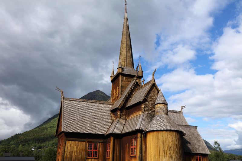 Kościół klepkowy Lom jest jednym z niewielu takich obiektów, w których zachowały się oryginalne drewniane zdobienia w kształcie głowy smoka.