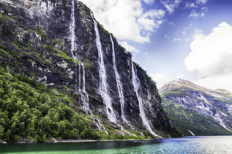 Niesamowite wodospady Geirangerfjord.