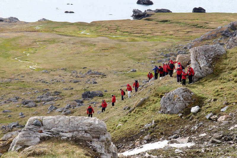 Turyści poruszający się na obszarze chronionym Svalbardu muszą ubrać specjalne kamizelki.