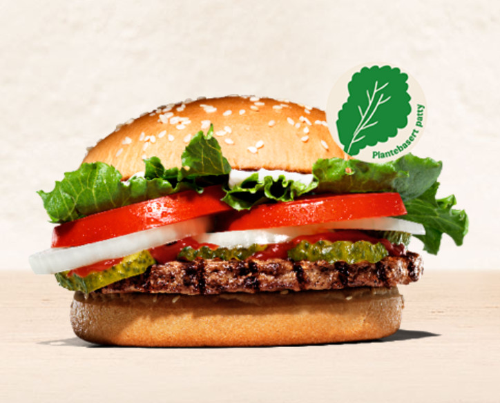 Na zdjęciu: plant based burger, bezmięsna wersja kultowego Whoopera. Roślinny burger sojowy został opracowany tak, aby smakował i wyglądał jak prawdziwe mięso, zapewnia Burger King. 