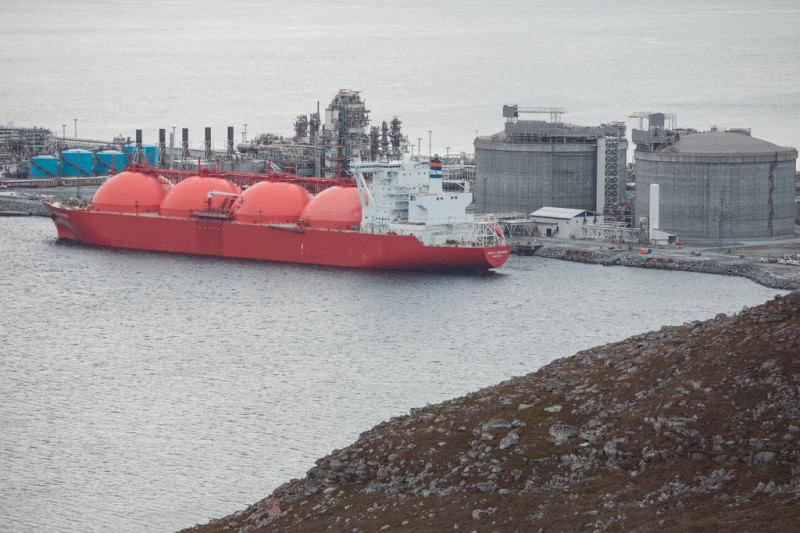Hammerfest LNG odbiera gaz ze złoża Snøhvit przy użyciu 143 kilometrów gazociągu. Surowiec jest następnie wtłaczany w specjalne cysterny LNG.