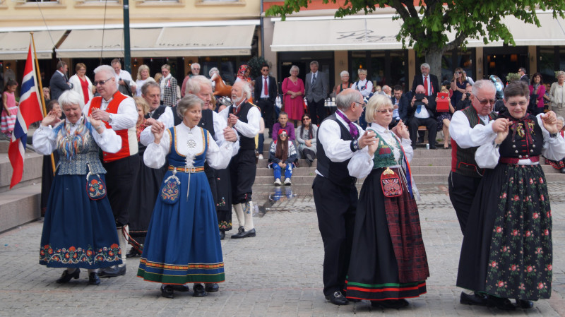 Obchody w Drammen uświetniają pokazy tańca folklorystycznego.