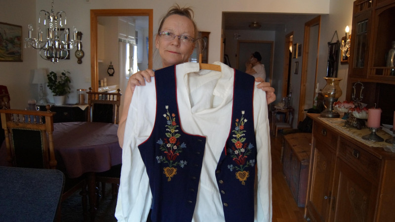 Kate Hennum prezentuje strój ludowy, który należy do jej matki Marii.