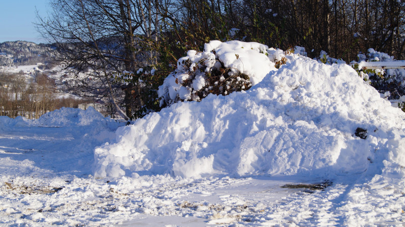 Usunięcie ogromnej ilości śniegu z dróg wymaga użycia ciężkiego sprzętu.