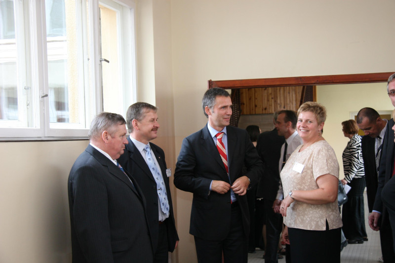Premier Królestwa Norwegii Jens Stoltenberg wraz z dyrektorem Muzeum Regionalnego w Ostrzeszowie Mirosławą Rzepecką i innymi uczestnikami jubileuszowego spotkania.