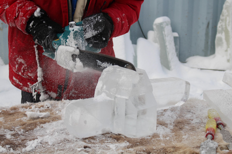 Praca przy lodowych instrumentach często wymagała użycia piły mechanicznej