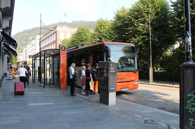 Przystanek autobusowy, autobus i biletomat Skyss w Bergen.