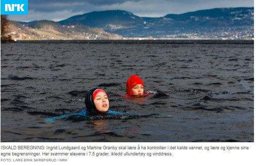 Uczennice z podstawówki w Vingrom uczą się pływać w zimnym jeziorze.
