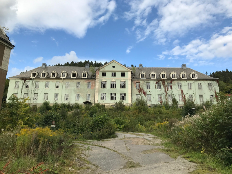 Budynki szpitala w Lier zburzono, groziły zawaleniem.