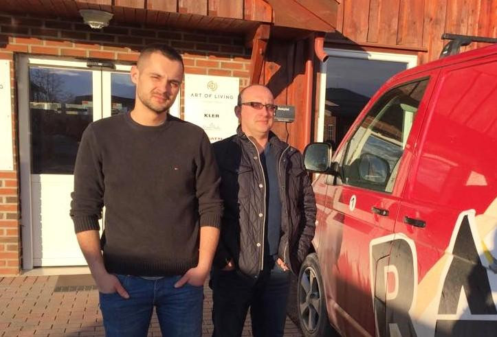 Maciek i Rafał przed wejściem do swojej firmy. 