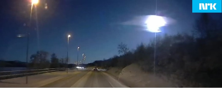 Błysk spadającego meteoru uwieczniony podczas jazdy samochodem.