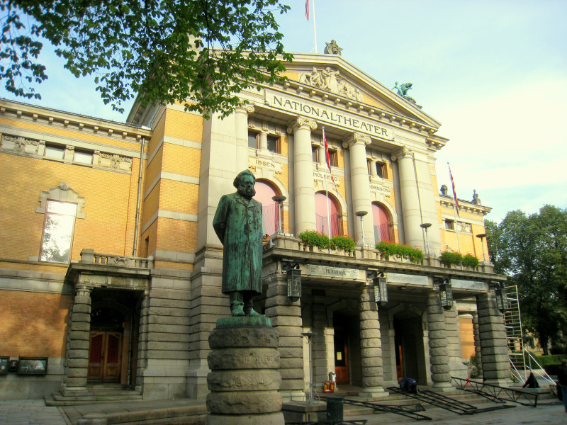Wejście Teatru NArodowego w Oslo.