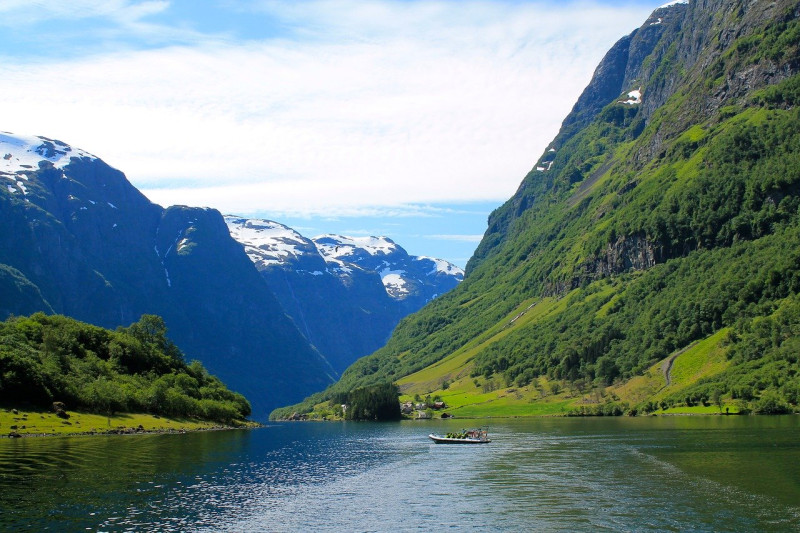 Norweski krajobraz wpisuje się w plany pieszych wycieczek oraz spływów kajakowych.