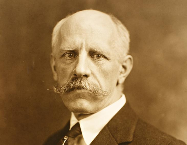 Fridtjof Nansen to były Komisarz Ligi Narodów do spraw Uchodźców oraz laureat Pokojowej Nagrody Nobla z 1922 roku. Norweski polarnik organizował w latach 20. ubiegłego wieku pomoc humanitarną w Ukrainie.
