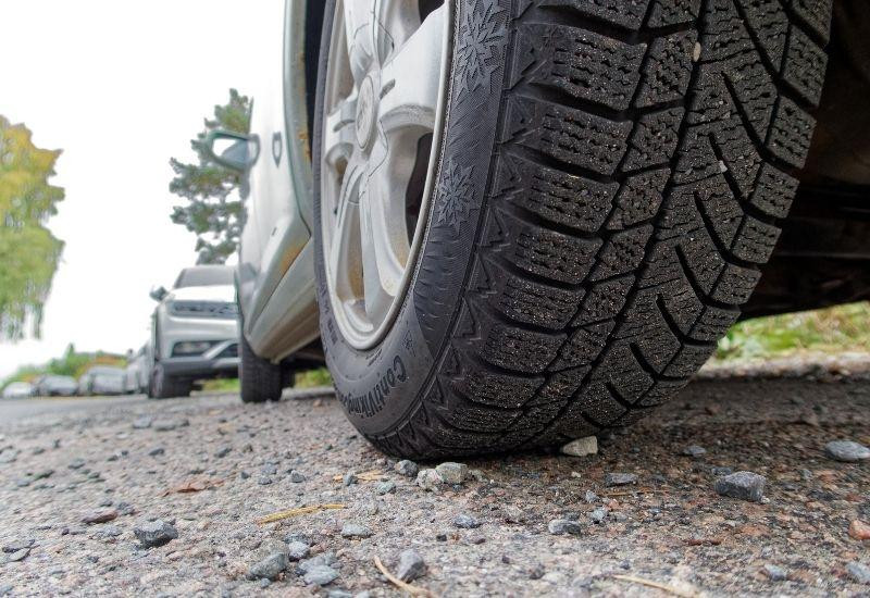Statens vegvesen przypomina o konieczności zmiany opon na letnie. Niedostosowanie pojazdu do panujących warunków może skutkować spowodowaniem wypadku.