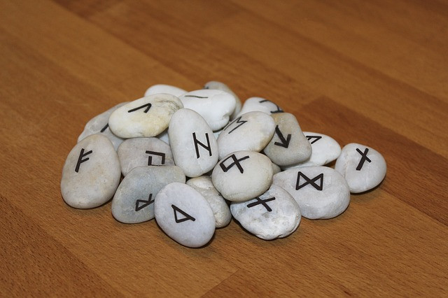 Przykłady symboli z alfabetu runicznego.