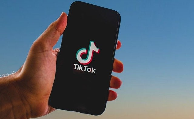 Organizacje konsumenckie oskarżają TikToka o stosowanie marketingu kierowanego w stosunku do dzieci.