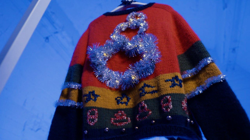 Tył najbrzydszego świątecznego swetra autorstwa norweskiej firmy.
