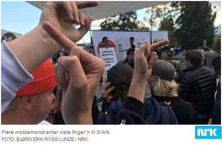 Wielu demonstrantów pokazywało przedstawicielom SIAN środkowe palce.