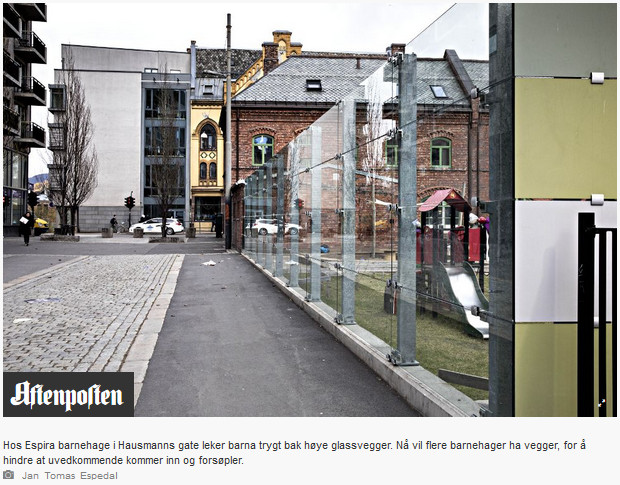 Dzieci z przedszkola Espira przy Hausmanns gate w Oslo bawią się już za szklanymi ścianami. Teraz takie ogrodzenia ma otrzymać więcej stołecznych placówek.