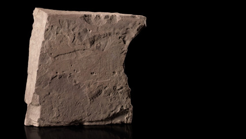 W Norwegii znaleziono najstarszy kamień z runami na świecie. Teraz trafi do muzeum