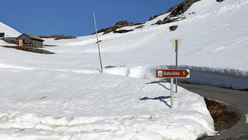Nawet pół metra śniegu na norweskich ulicach: drogowcy apelują o ostrożność