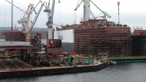 Wypadek w stoczni w Gdyni. Norweski statek wpadł z dokiem do wody. Trwa akcja ratunkowa