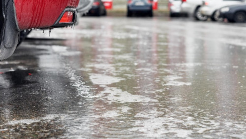 Drogowcy ostrzegają: marznący deszcz i śliska jezdnia w wielu częściach kraju