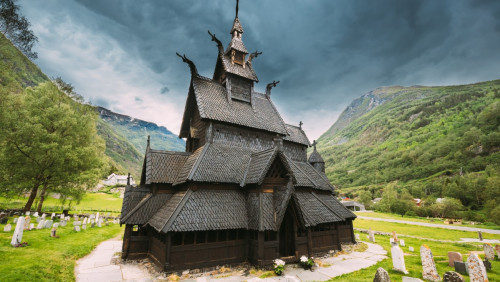 Zabytki jak rodem z „Władcy Pierścieni”: kościoły klepkowe, które warto zobaczyć w Norwegii