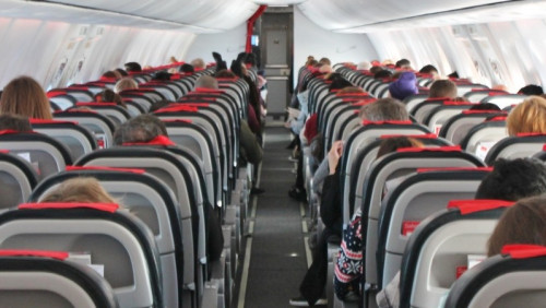 Wytyczne dla branży lotniczej: konieczne miejsce odstępu między pasażerami