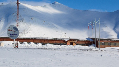 Polacy zbudowali kapsułę czasu. Pamiątki dla przyszłych pokoleń zakopali na Svalbardzie