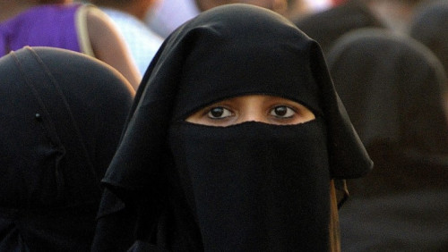 Będzie zakaz noszenia nikabu w szkołach. Storting niemal jednogłośny